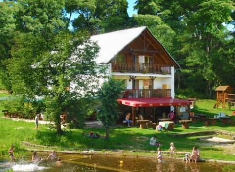 Očarujúca prírodná scenéria, svieži vzduch, šum potoka, pohoda a príjemné ubytovanie – to všetko sľubuje Penzión Skalovka na Kysuciach. 