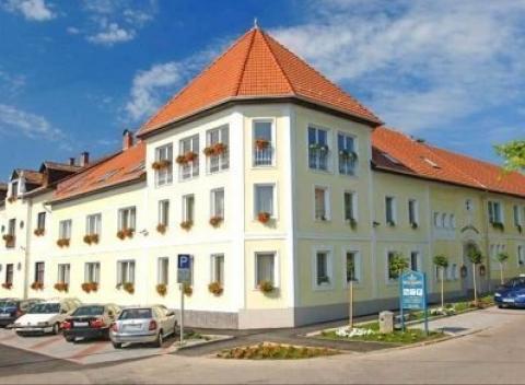 Hotel Korona**** s 200 ročnou vínnou pivnicou ponúka nezabudnuteľnú kúpeľnú dovolenku priamo v Egeri s neobmedzeným wellness a polpenziou.