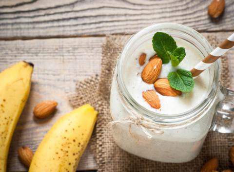 Čo tak každé ráno zaklapnúť budík a bez výčitiek si pospať dlhšie? Zdravý shake ako raňajky máte hotový do pár sekúnd. 