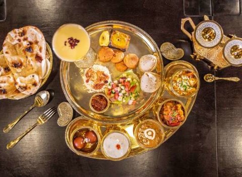 Degustačné Thali menu pre 2 v indickej reštaurácií The Curry - 12 druhov jedla na zlatom podnose.