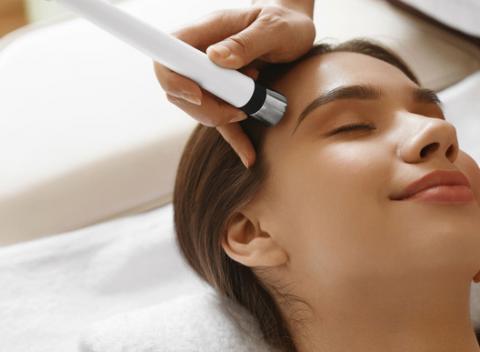 Diamantová mikrodermabrázia s masážou tváre a farbením obočia. Doprajte svojej pleti starostlivosť a k tomu trochu uvolnenia.  