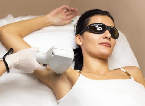 Bezbolestná trvalá epilácia diódovým laserom pre dámy i pánov. Zverte sa do rúk profesionálnemu personálu v salóne Pretty Woman.  