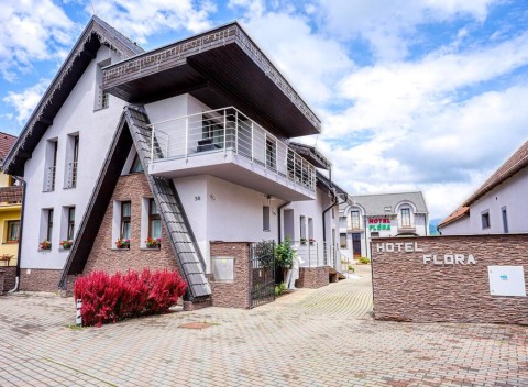 Pobyt v Hoteli Flora v Bešeňovej, 50 metrov od termálneho kúpaliska Gino Paradise.