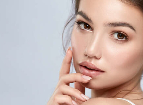 Bezbolestné zväčšenie pier HYALU.IN s okamžitým efektom alebo lash lifting na riasy.