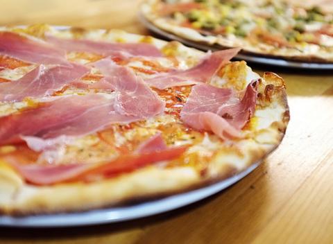 Chrumkavá pizza podľa vlastného výberu v reštaurácii Grémium. Doprajte si skvelú pochúťku, ktorú pripravia priamo pred vašimi očami. 