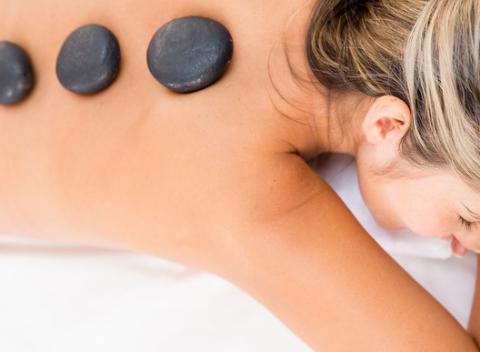 Detoxikačná medová, reflexná masáž chodidiel či masáž lávovými kameňmi vás pozitívne nabudí a pomôže vám na sekundu spomaliť a relaxovať. 