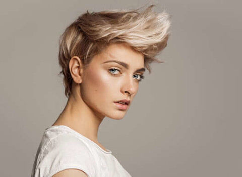 Melír pre oživenie, strih pre dokonalý vzhľad a regenerácia pre zdravé a silné vlasy.