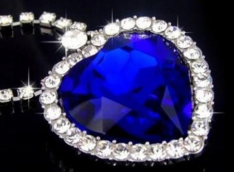 Unikátny luxusný náhrdelník Titanic – modré srdce oceánu. Staňte sa vy tou dámou, ktorá si nasadí na krk tento symbol lásky a hlbokej vášne.